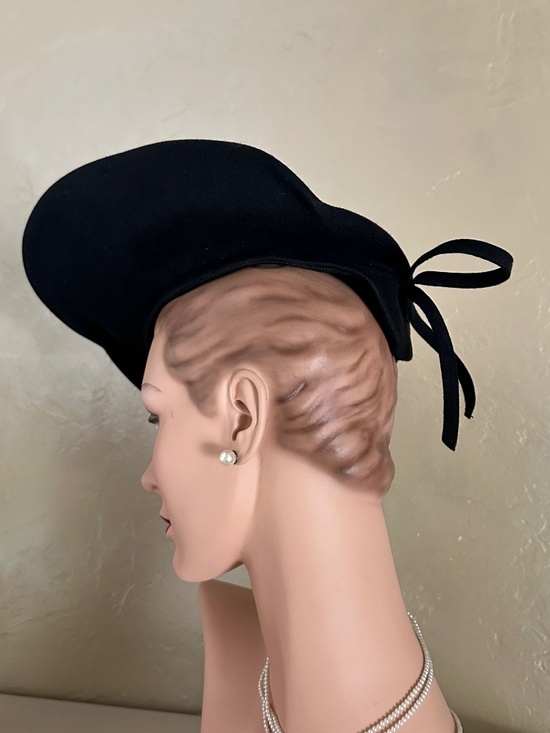 GLAMOROUS 1940s\' BLACK FELT TILT HAT +POINTY BACK main image 6